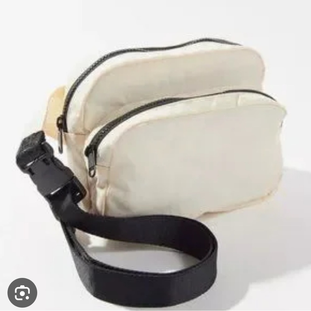 BAGGU: UO Exclusive Ivory Fanny Pack🍦